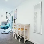 Airy And Bright Apartment In City Center