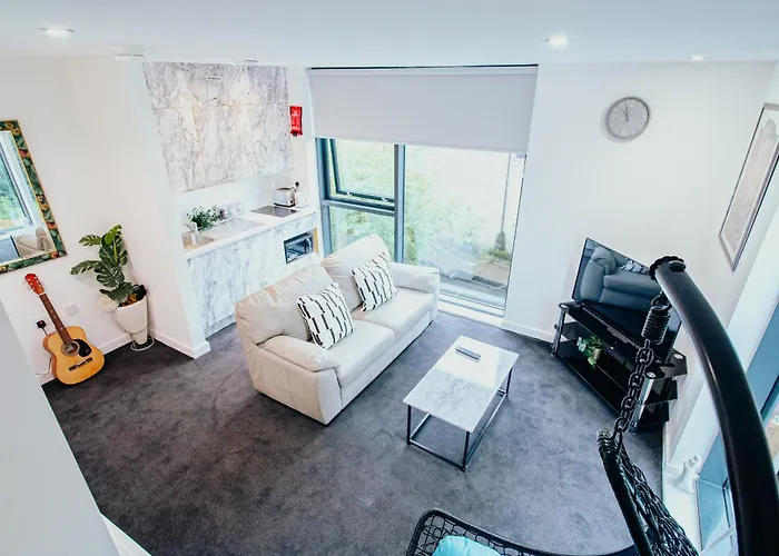 Airy And Bright Apartment In City Center