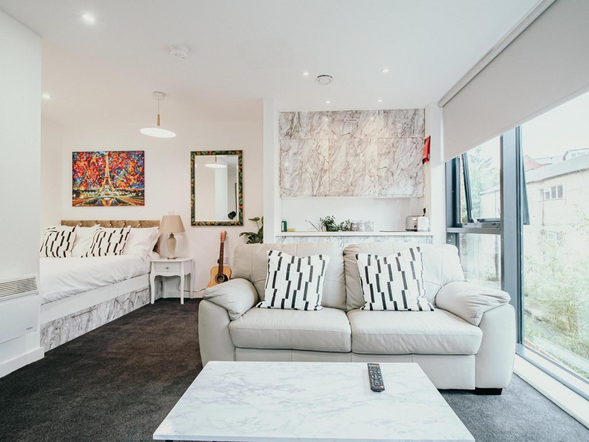 Airy And Bright In Center Apartment Sheffield