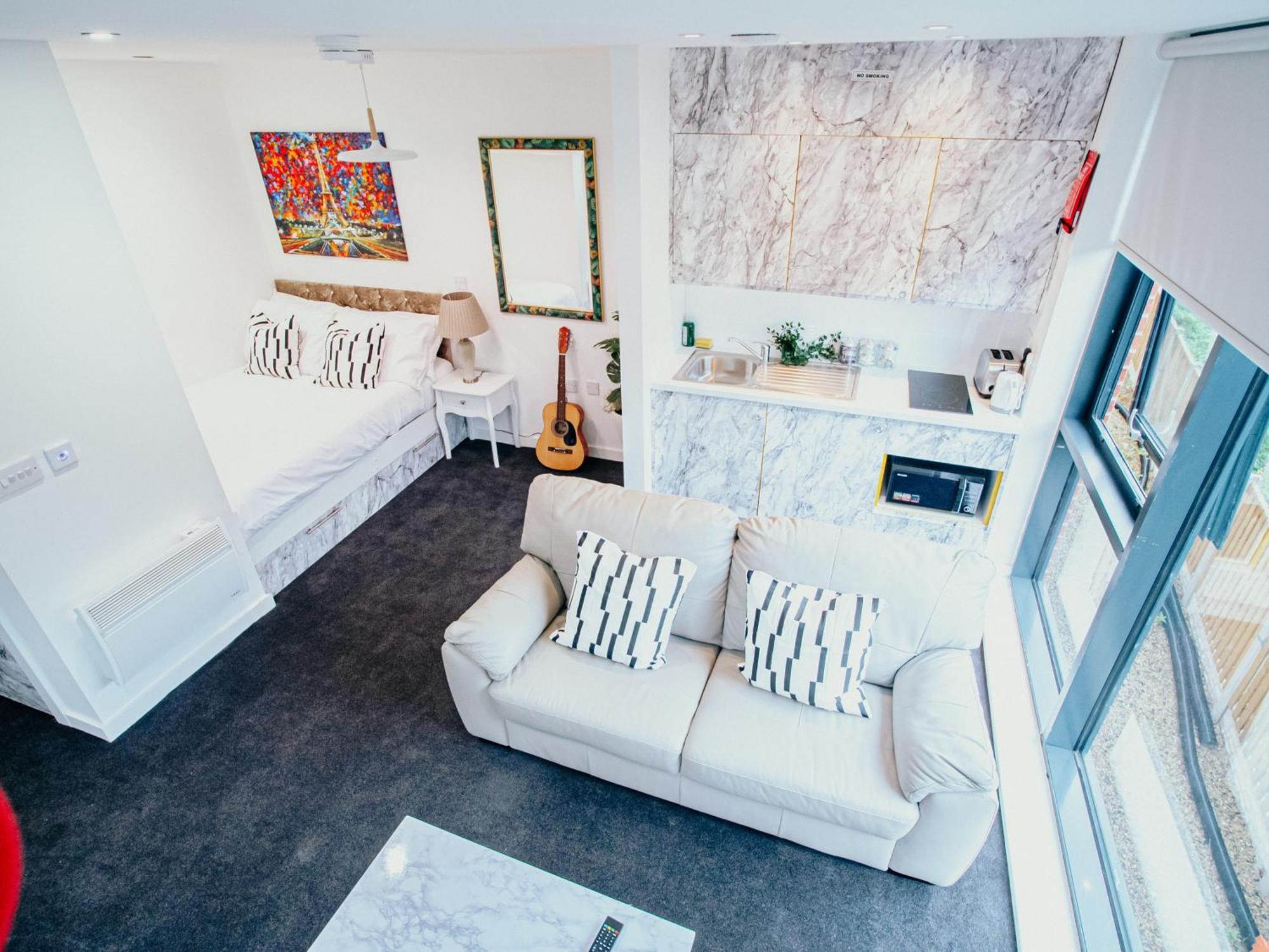 Airy And Bright In Center Apartment *